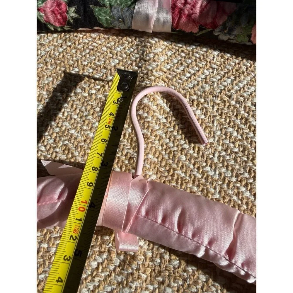 Set a four vintage cloth hangers